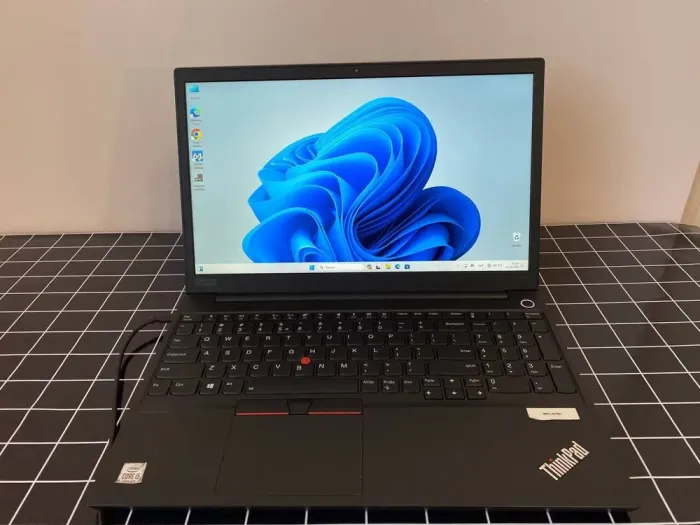 Ноутбук Lenovo ThinkPad E15 / 15.6" (1920x1080) IPS / Intel Core i5-10210U (4 (8) ядра по 1.6 - 4.2 GHz) / 8 GB DDR4 / 256 GB SSD / Intel UHD Graphics / WebCam / USB 3.1 / HDMI б/в - зображення 2
