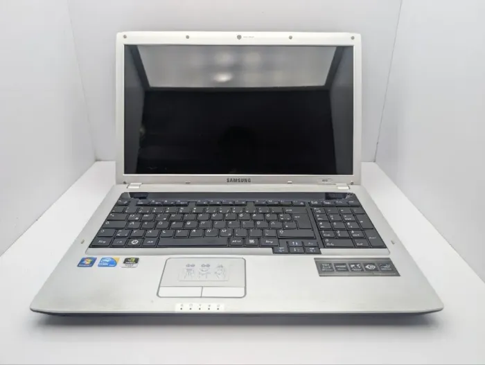 Ноутбук Samsung E372 / 17.3" (1600x900) TN / Intel Core i3-370M (2 (4) ядра по 2.4 GHz) / 6 GB DDR3 / 500 GB HDD / nVidia GeForce 310M, 512 MB GDDR3, 64-bit / WebCam / DVD-ROM б/в - зображення 3