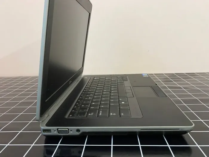 Ноутбук Б-клас Dell Latitude E6430 / 14" (1366x768) TN / Intel Core i5-3210M (2 (4) ядра по 2.5 - 3.1 GHz) / 4 GB DDR3 / 240 GB SSD / Intel HD Graphics 4000 / DVD-RW / HDMI б/в - зображення 4