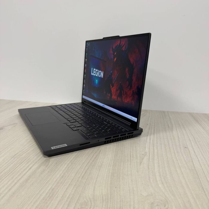 Ігровий ноутбук Lenovo Legion Slim 5 16APH8 / 16" (2560x1600) IPS / AMD Ryzen 7 7840HS (8 (16) ядер по 3.8 - 5.1 GHz) / 16 GB DDR5 / 512 GB SSD NVMe / nVidia GeForce RTX 4060, 8 GB GDDR6, 128-bit / WebCam б/в - зображення 5