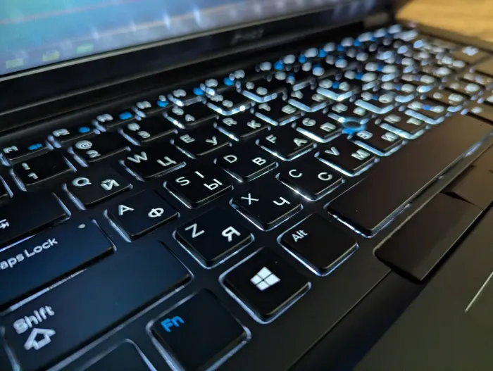 Ультрабук Dell Latitude 5480 / 14" (1366x768) TN / Intel Core i5-6300U (2 (4) ядра по 2.4 - 3.0 GHz) / 8 GB DDR4 / 256 GB SSD / Intel HD Graphics 520 / WebCam / HDMI / Windows 10 б/в - зображення 6