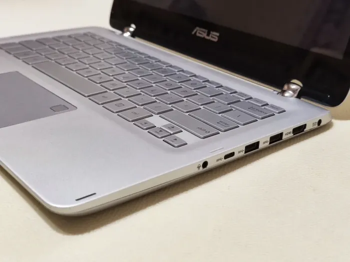 Ноутбук-трансформер Asus Q304UAK 2-in-1 / 13.3" (1920x1080) IPS Touch / Intel Core i5-7200U (2 (4) ядер по 2.5 - 3.1 GHz) / 12 GB DDR4 / 256 GB SSD / Intel HD Graphics 620 / WebCam б/в - зображення 5