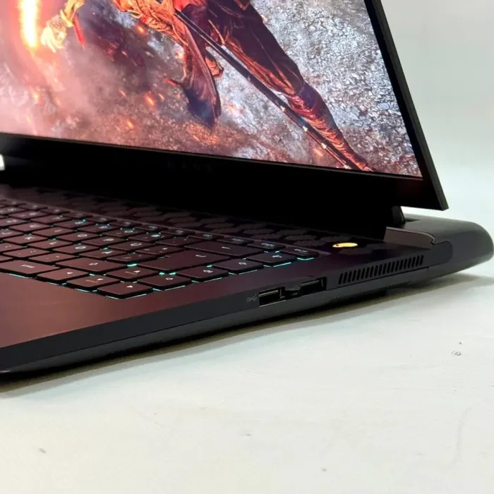 Ігровий ноутбук Б-класу Dell Alienware m15 R6 / 15,6" (2560x1440) IPS / Intel Core i7-11800H (8 (16) ядер 2.3 - 4.6 GHz) / 32 GB DDR4 / 1000 GB SSD / nVidia GeForce RTX 3060, 6 GB GDDR6, 192-bit / WebCam б/в - зображення 4