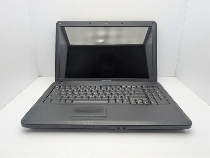 Ноутбук Lenovo G550 / 15,6" (1366x768) TN / Intel Pentium T4500 (2 ядра по 2,3 ГГц) / 4 ГБ DDR3 / 320 ГБ HDD / Intel Graphics / WebCam / DVD-ROM / АКБ не тримає заряд б/в - зображення 3