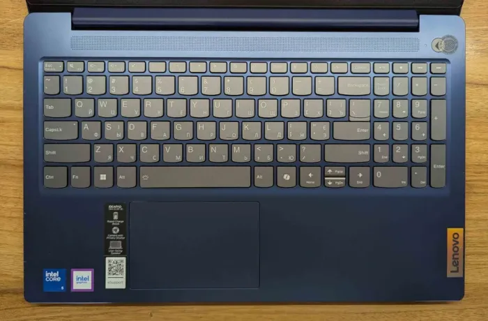 Ультрабук Б-клас Lenovo IdeaPad Slim3 15IRU9 / 15.6" (1920x1080) IPS / Intel Core 5-120U (10 (12) ядер по 1.4 - 5.0 GHz) / 16 GB DDR5 / 1000 GB SSD / Intel Graphics / WebCam / Windows 11 б/в - зображення 4