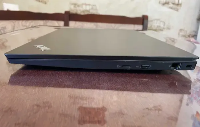 Ультрабук Lenovo Thinkpad E585 / 15.6" (1920x1080) IPS / AMD Ryzen 7 2700U (4 (8) ядра по 2.2 - 3.8 GHz) / 8 GB DDR4 / 256 GB SSD / AMD Radeon RX Vega 10 / WebCam б/в - зображення 6