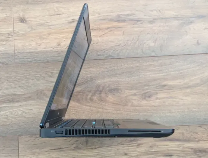 Ультрабук Dell Latitude E5470 / 14" (1366x768) TN / Intel Core i5-6200U (2 (4) ядра по 2.3 - 2.8 GHz) / 16 GB DDR4 / 256 GB SSD / Intel HD Graphics 520 / WebCam б/в - зображення 4