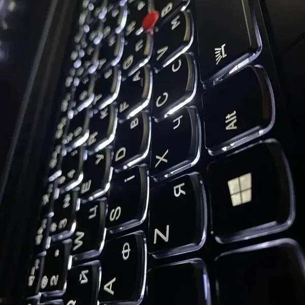 Мобільна робоча станція Lenovo ThinkPad P50 / 15.6" (1920x1080) IPS / Intel Xeon E3-1505M v5 (4 (8) ядра по 2.8 - 3.7 GHz) / 16 GB DDR4 / 512 GB SSD / nVidia Quadro M2000M, 4 GB GDDR5, 128-bit / WebCam / Fingerprint б/в - зображення 6