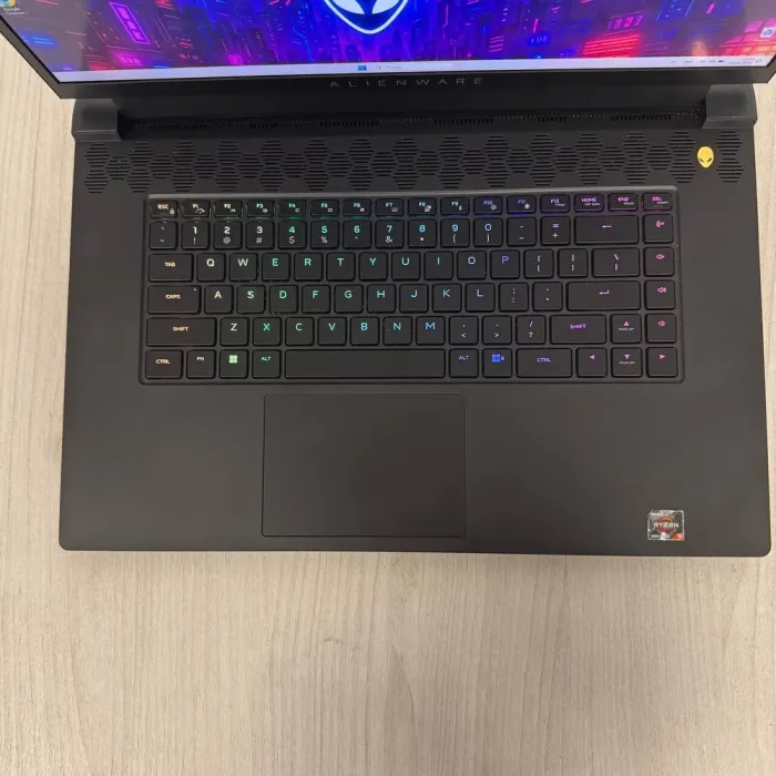 Ігровий ноутбук Б-класу Dell Alienware m17 R5 / 17,3" (1920x1080) IPS / AMD Ryzen 9 6900HX (8 (16) ядер по 3.3 - 4.9 GHz) / 16 GB DDR5 / 1000 GB SSD NVMe / nVidia GeForce RTX 3070 Ti, 8 GB GDDR6, 256-bit / WebCam б/в - зображення 7