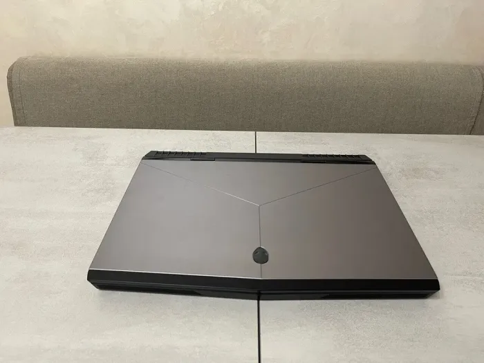 Ігровий ноутбук Dell Alienware 17 R4 / 17,3" (1920x1080) IPS / Intel Core i7-7700HQ (4 (8) ядра по 2,8 - 3,8 ГГц) / 16 ГБ DDR4 / 512 ГБ SSD + 1000 ГБ HDD / nVidia GeForce GTX 1070, 8 ГБ GDDR5, 256-біт / WebCam б/в - зображення 7