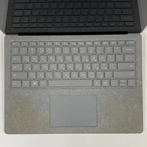 Ультрабук Б-клас Microsoft Surface Laptop 2 / 13.5" (2256x1504) IPS Touch / Intel Core i5-8250U (4 (8) ядра по 1.6 - 3.4 GHz) / 8 GB DDR3 / 256 GB SSD / Intel UHD Graphics 620 / WebCam б/в - зображення 3