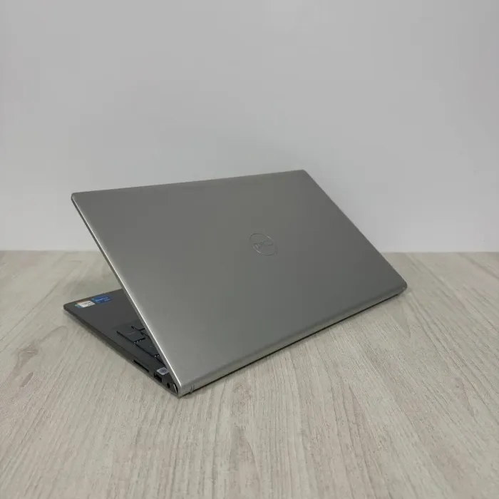 Ультрабук Б-клас Dell vostro 5510 / 15.6" (1920x1080) IPS / Intel Core i5-11300H (4 (8) ядра по 3.1 - 4.4 GHz) / 12 GB DDR4 / 256 GB SSD / Intel Iris Xe Graphics / WebCam б/в - зображення 6