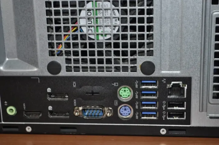 Комп'ютер Dell OptiPlex 5040 Tower / Intel Core i3-6100 (2 (4) ядра по 3,7 ГГц) / 8 ГБ DDR3 / 120 ГБ SSD + 200 ГБ HDD / Intel HD Graphics 530 б/в - зображення 4