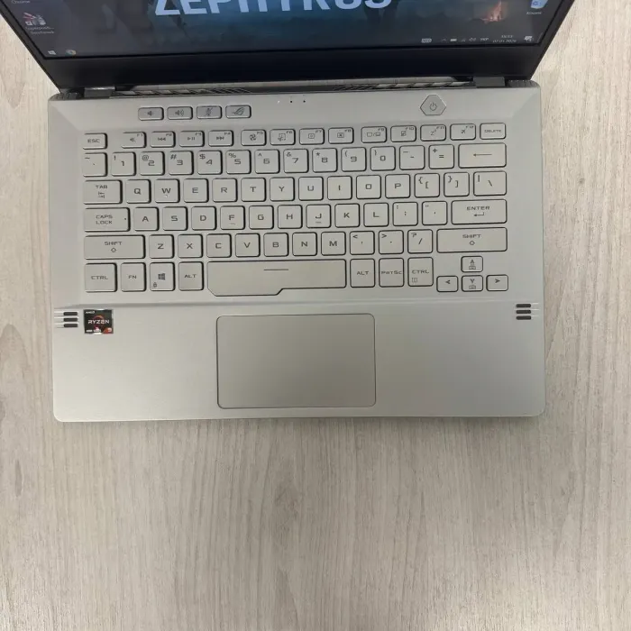 Ігровий ультрабук Б-класу Asus ROG Zephyrus G14 GA401IV / 14" (1920x1080) IPS / AMD Ryzen 9 4900HS (8 (16) ядер по 3.0 - 4.3 GHz) / 16 GB DDR4 / 512 GB SSD NVMe / nVidia GeForce RTX 2060 Max-Q, 6 GB GDDR6, 192-bit б/в - зображення 3