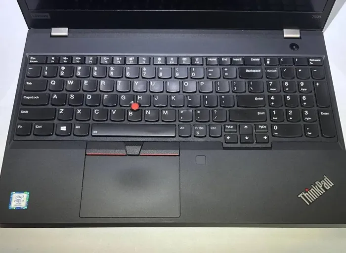 Ультрабук Lenovo ThinkPad T590 / 15.6" (1920x1080) IPS Touch / Intel Core i7-8665U (4 (8) ядра по 1.9 - 4.8 GHz) / 16 GB DDR4 / 256 GB SSD / Intel UHD Graphics / WebCam / Win 11 б/в - зображення 5