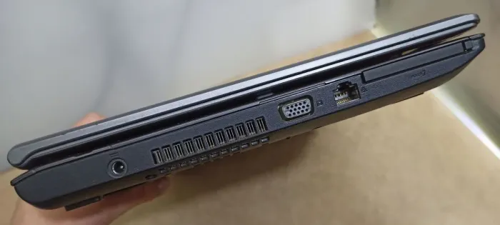 Ноутбук Fujitsu Esprimo V5535 / 15.4" (1280x800) TN / Intel Core 2 Duo P8600 (2 ядра по 2.4 GHz) / 3 GB DDR2 / 120 GB SSD / Intel Graphics / DVD-ROM б/в - зображення 4