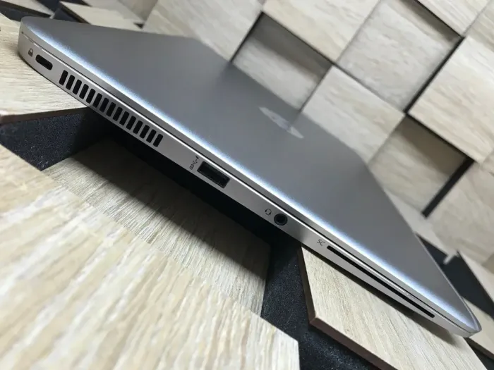 Ультрабук Б-клас HP EliteBook Folio 1040 G3 / 14" (1920x1080) IPS / Intel Core i7-6600U (2 (4) ядра по 2.6 - 3.4 GHz) / 8 GB DDR4 / 256 GB SSD M.2 / Intel HD Graphics 520 / HDMI б/в - зображення 5