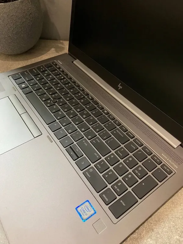 Мобільна робоча станція HP ZBook 15u G5 / 15.6" (1920x1080) TN / Intel Core i7-8550U (4 (8) ядра по 1.8 - 4.0 GHz) / 16 GB DDR4 / 256 GB SSD M.2 / AMD Radeon Pro WX 3100, 2 GB DDR5, 128-bit / WebCam / Win 10 б/в - зображення 5