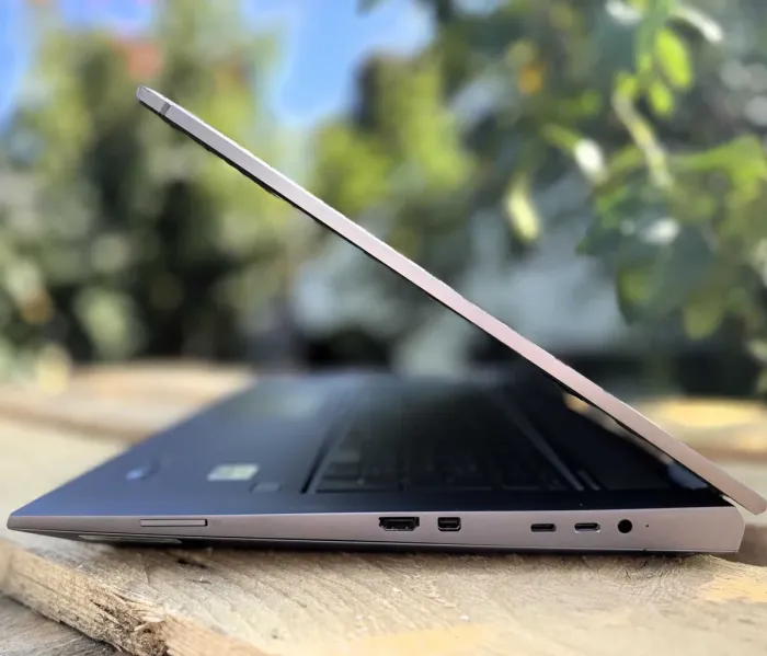 Мобільна робоча станція HP ZBook Fury 17 G7 / 17,3" (1920x1080) IPS / Intel Core i7-10850H (6 (12) ядер по 2,7 - 5,1 ГГц) / 32 ГБ DDR4 / 512 ГБ SSD M.2 / nVidia Quadro RTX 3000, 6 ГБ GDDR6, 192-біт / Веб-камера / Windows 10 Pro б/в - зображення 6