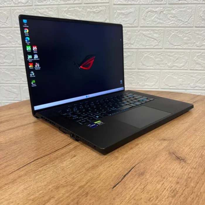 Ігровий ноутбук Б-клас Asus ROG Zephyrus M16 GU603ZW / 16" (2560x1600) IPS / Intel Core i9-12900H (14 (20) ядер по 3.8 - 5.0 GHz) / 24 GB DDR5 / 1000 GB SSD / nVidia GeForce RTX 3070 Ti, 8 GB GDDR6, 256-bit / WebCam б/в - зображення 4