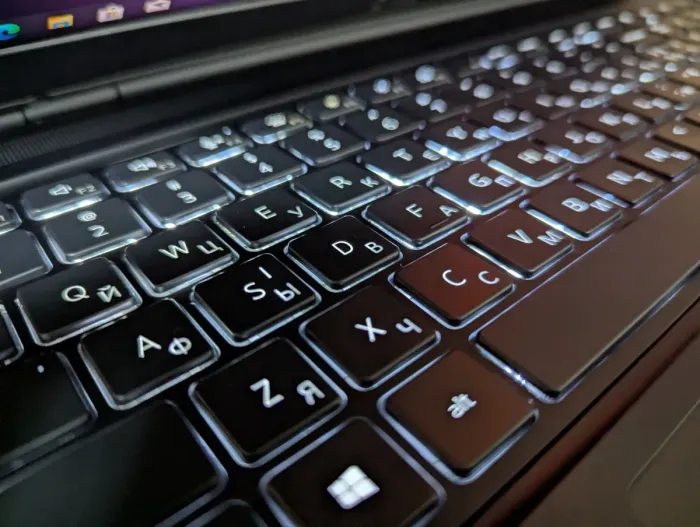 Мобільна робоча станція Dell Precision 7550 / 15.6" (1920x1080) IPS / Intel Core i5-10400H (4 (8) ядра по 2.6 - 4.6 GHz) / 16 GB DDR4 / 480 GB SSD / nVidia Quadro T2000, 4 GB GDDR5, 128-bit / Fingerprint / Windows 10 б/в - зображення 6