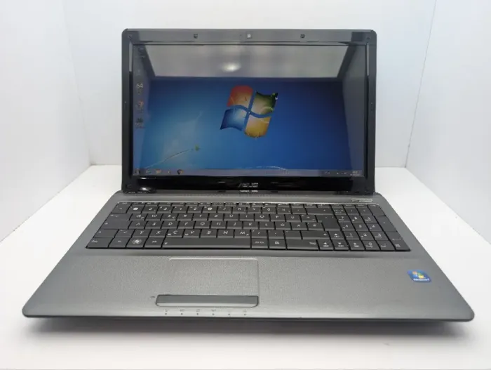 Ноутбук Asus A52F / 15.6" (1366x768) TN / Intel Core i3-380M (2 (4) ядра по 2.5 GHz) / 6 GB DDR3 / 120 GB SSD / Intel Graphics / WebCam / DVD-ROM б/в - зображення 2