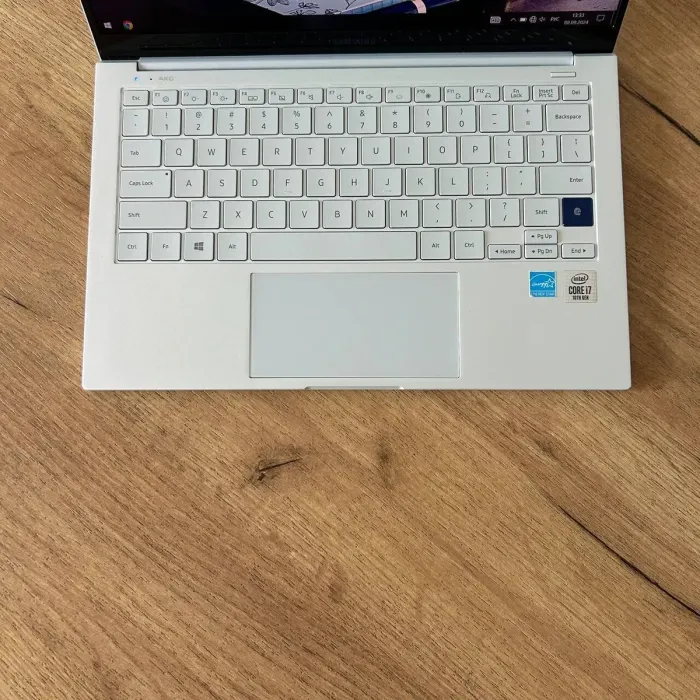 Ультрабук Б-клас Samsung Galaxy Book Ion White NP930XCJ-K03US / 13.3" (1920x1080) OLED / Intel Core i7-10510U (4 (8) ядра по 1.8 - 4.9 GHz) / 8 GB DDR4 / 256 GB SSD / Intel UHD Graphics / WebCam б/в - зображення 7