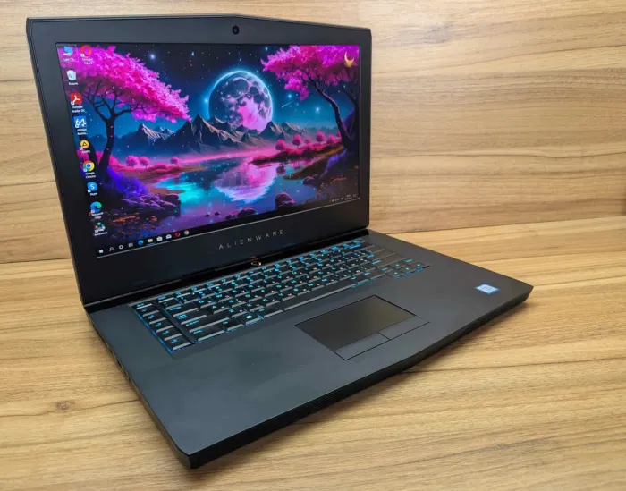 Ігровий ноутбук Dell Alienware 15 R4 / 15.6" (3840x2160) IPS / Intel Core i9-8950HK (6 (12) ядер по 2.9 - 4.8 GHz) / 16 GB DDR4 / 512 GB SSD / nVidia GeForce GTX 1080, 8 GB GDDR5X, 256-bit / WebCam / Windows 10 б/в - зображення 4