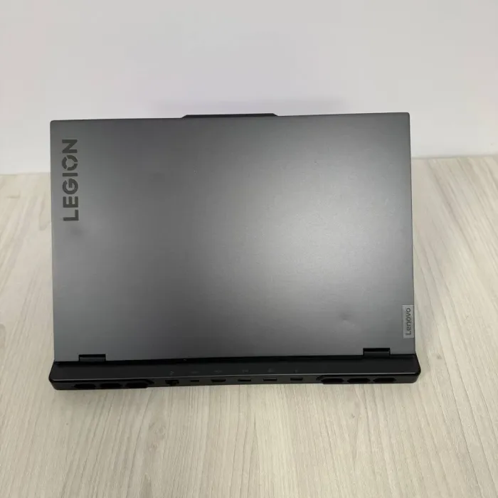 Ігровий ноутбук Б-класу Lenovo Legion Pro 7 16IRX8H / 16" (2560x1600) IPS / Intel Core i9-13900HX (24 (32) ядра по 3,9 - 5,4 ГГц) / 32 ГБ DDR5 / 1000 ГБ SSD NVMe / nVidia GeForce RTX 4090, 16 ГБ GDDR6, 256-біт / WebCam б/в - зображення 3