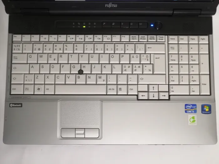 Ноутбук Fujitsu Lifebook E751 / 15.6" (1600x900) TN / Intel Core i5-2410M (2 (4) ядра по 2.3 - 2.9 GHz) / 4 GB DDR3 / 320 GB HDD / Intel HD Graphics 3000 / WebCam / DVD-ROM / VGA / АКБ NEW б/в - зображення 3