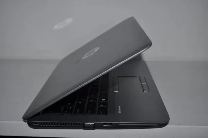 Нетбук Б-клас HP EliteBook 725 G4 / 12.5" (1366x768) TN / AMD Pro A10-8730B (4 ядра по 2.4 - 3.3 GHz) / 8 GB DDR4 / 256 GB SSD / AMD Radeon R5 Graphics / WebCam / Windows 10 Pro б/в - зображення 8