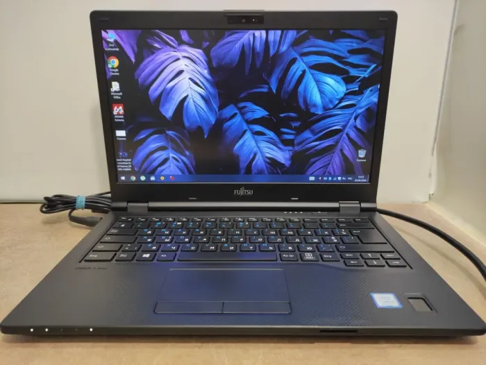 Ноутбук Fujitsu LifeBook E548 / 14" (1920x1080) TN / Intel Core i5-8250U (4 (8) ядра по 1.6 - 3.4 GHz) / 16 GB DDR4 / 256 GB SSD M.2 / Intel UHD Graphics 620 / WebCam / АКБ не тримає б/в - зображення 2