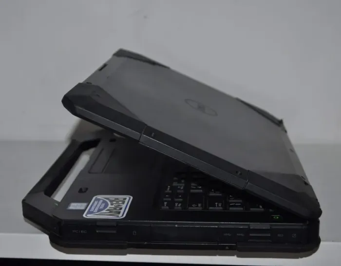 Захищений ноутбук Б-клас Dell Latitude 5414 Rugged / 14" (1366x768) TN / Intel Core i5-6300U (2 (4) ядра по 2.4 - 3.0 GHz) / 8 GB DDR4 / 256 GB SSD / Intel HD Graphics 520 / WebCam / Windows 11 Pro б/в - зображення 5