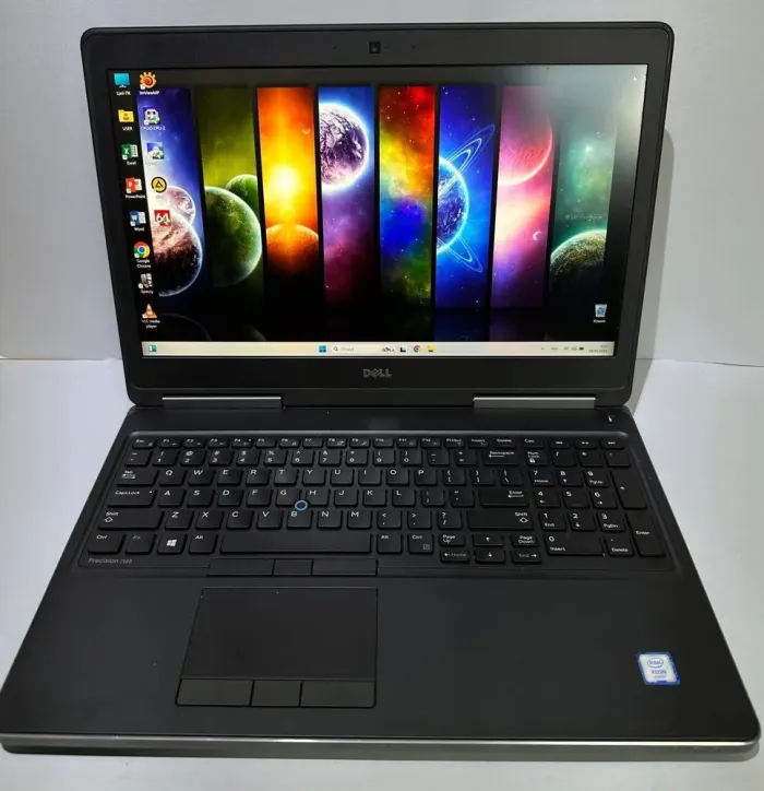 Мобільна робоча станція Dell Precision 7520 / 15.6" (3840x2160) IPS / Intel Xeon E3-1505M v6 (4 (8) ядра по 3.0 - 4.0 GHz) / 32 GB DDR4 / 256 GB SSD + 1000 GB HDD / nVidia Quadro M2200, 4 GB GDDR5, 128-bit / WebCam / Win 11 Pro б/в - зображення 2