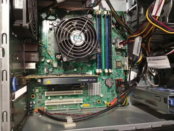 Робоча станція Lenovo ThinkStation E31 Tower / Intel Xeon E3-1230 v2 (4 (8) ядра по 3,3 - 3,7 ГГц) / 10 ГБ DDR3 / 240 ГБ SSD + 200 ГБ HDD / nVidia NVS 300, 512 МБ DDR3, 64-біт б/в - зображення 7