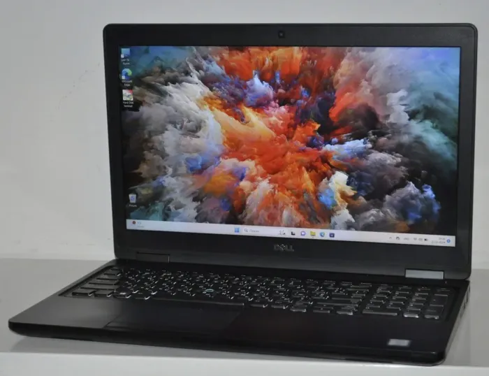 Ультрабук Dell Latitude 5590 / 15.6" (1920x1080) IPS / Intel Core i5-7300U (2 (4) ядра по 2.6 - 3.5 GHz) / 16 GB DDR4 / 256 GB SSD / Intel UHD Graphics 620 / WebCam / Windows 11 Pro б/в - зображення 2