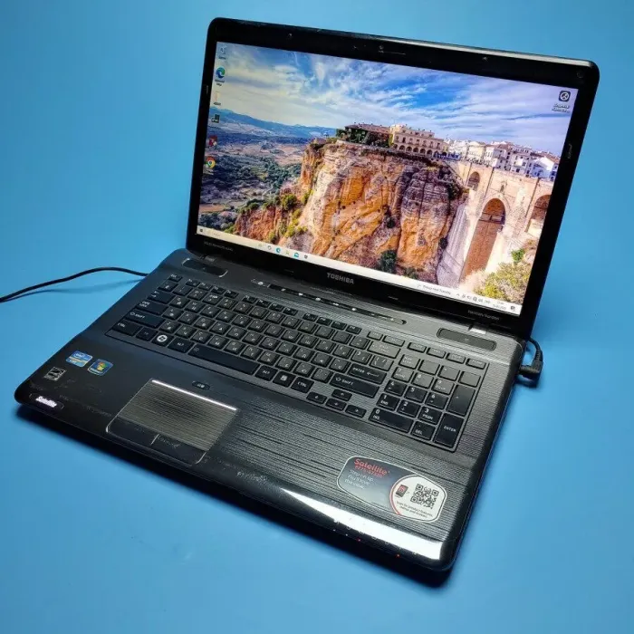 Ноутбук Б-клас Toshiba Satellite P775-S7320 / 17.3" (1600x900) TN / Intel Core i7-2670QM (4 (8) ядра по 2.2 - 3.1 GHz) / 8 GB DDR3 / 240 GB SSD / Intel HD Graphics 3000 / WebCam / DVD-RW / Win 10 Home б/в - зображення 2