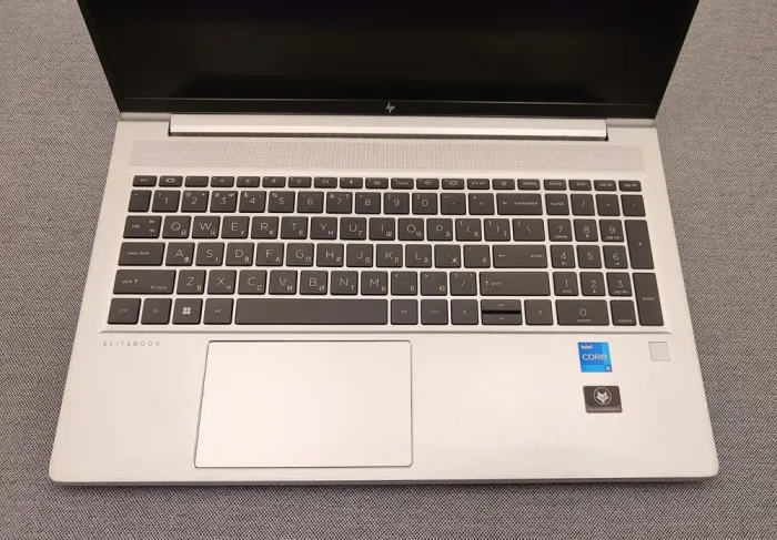 Ультрабук HP EliteBook 650 G9 / 15.6" (1920x1080) IPS / Intel Core i5-1235U (10 (12) ядер 3.3 - 4.4 GHz) / 16 GB DDR4 / 512 GB SSD M.2 / Intel Iris Xe Graphics / WebCam б/в - зображення 3