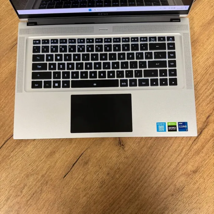 Ігровий ноутбук Gigabyte Aero 16 XE4 / 16" (3840x2400) OLED / Intel Core i7-12700H (14 (20) ядер по 3.5 - 4.7 GHz) / 16 GB DDR4 / 1000 GB SSD / nVidia GeForce RTX 3070 Ti, 8 GB GDDR6, 256-bit / WebCam б/в - зображення 7