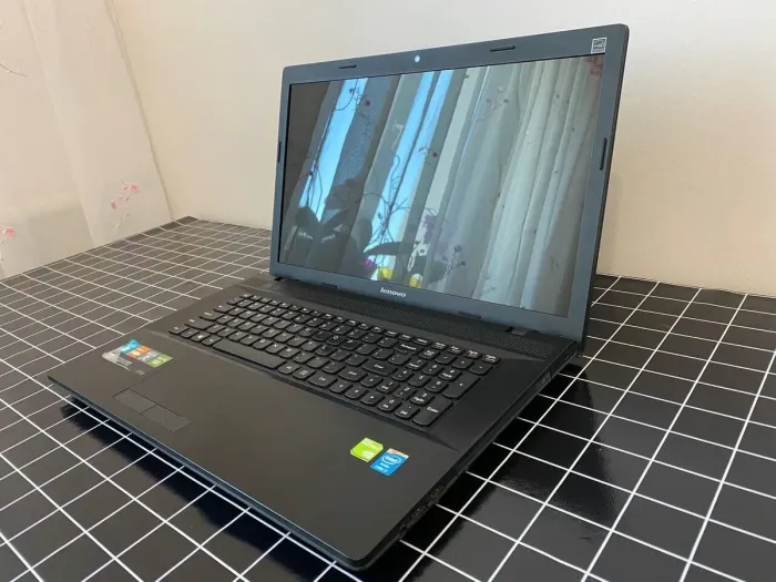 Ноутбук Б-клас Lenovo G710 / 17.3" (1600x900) TN / Intel Core i7-4702MQ (4 (8) ядра 2.2 - 3.2 GHz) / 8 GB DDR3 / 256 GB SSD / nVidia GeForce GT 720M, 2 GB DDR3, 64-bit / WebCam / DVD-RW / HDMI б/в - зображення 3