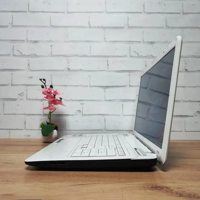 Ноутбук Б-клас Toshiba Satellite L775D-12T / 17.3" (1600x900) TN / Intel Core i5-2520M (2 (4) ядра по 2.5 - 3.2 GHz) / 8 GB DDR3 / 128 GB SSD / nVidia GeForce GT 525M, 1 GB GDDR3, 128-bit / WebCam / DVD-ROM б/в - зображення 6