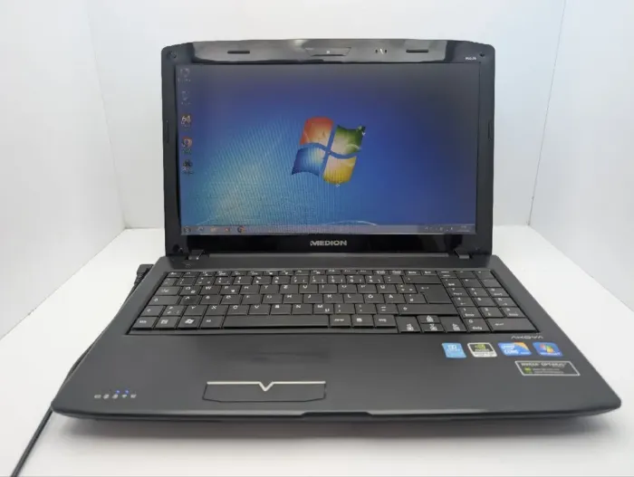 Ноутбук Medion Akoya P6624 / 15.6" (1366x768) TN / Intel Core i3-370M (2 (4) ядра по 2.4 - 2.5 GHz) / 6 GB DDR3 / 750 GB HDD / nVidia GeForce GT 425M, 1 GB GDDR3, 128-bit / WebCam / АКБ не тримає б/в - зображення 2