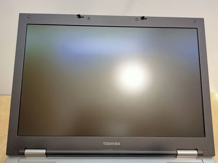 Ноутбук Toshiba Tecra A8 / 15.4" (1280x800) TN / Intel Core Duo T2300 (2 ядра по 1.66 GHz) / 3 GB DDR2 / 120 GB SSD / Intel GMA 950 Graphics / DVD-ROM / АКБ не тримає б/в - зображення 11