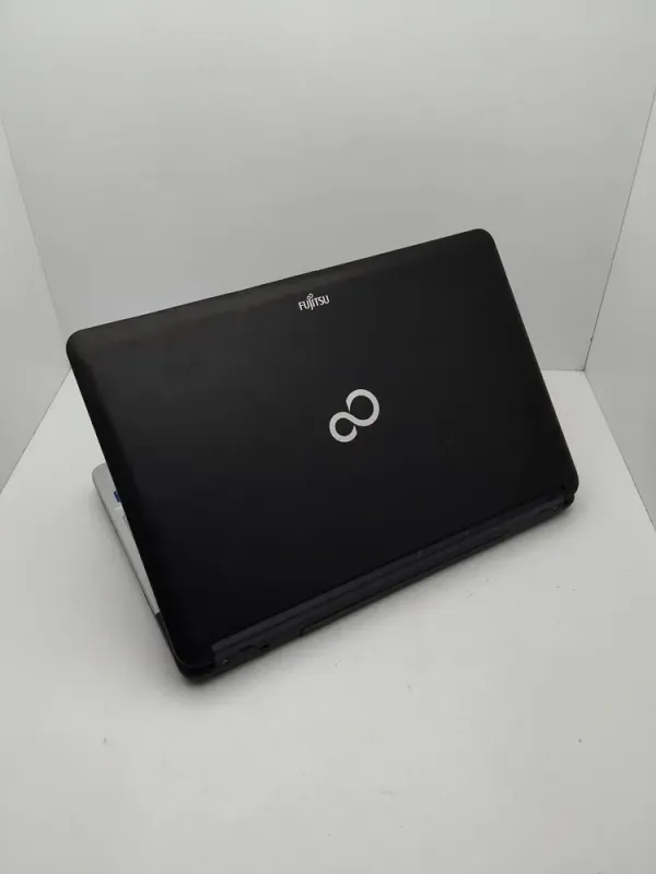 Ноутбук Fujitsu LifeBook A530 / 15.6" (1366x768) TN / Intel Core i3-380M (2 (4) ядра по 2.53 GHz) / 6 GB DDR3 / 320 GB HDD / Intel HD Graphics / WebCam б/в - зображення 8