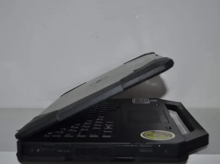 Захищений ноутбук Б-клас Dell Latitude 5414 Rugged / 14" (1366x768) TN / Intel Core i5-6300U (2 (4) ядра по 2.4 - 3.0 GHz) / 8 GB DDR4 / 256 GB SSD / Intel HD Graphics 520 / WebCam / Windows 11 Pro б/в - зображення 4