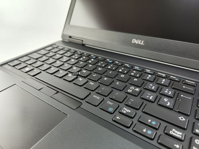 Мобільна робоча станція Dell Precision 7530 / 15.6" (1920x1080) IPS / Intel Core i7-8750H (6 (12) ядер по 2.2 - 4.1 GHz) / 16 GB DDR4 / 240 GB SSD / AMD Radeon Pro WX 4150, 4 GB GDDR5, 128-bit б/в - зображення 3