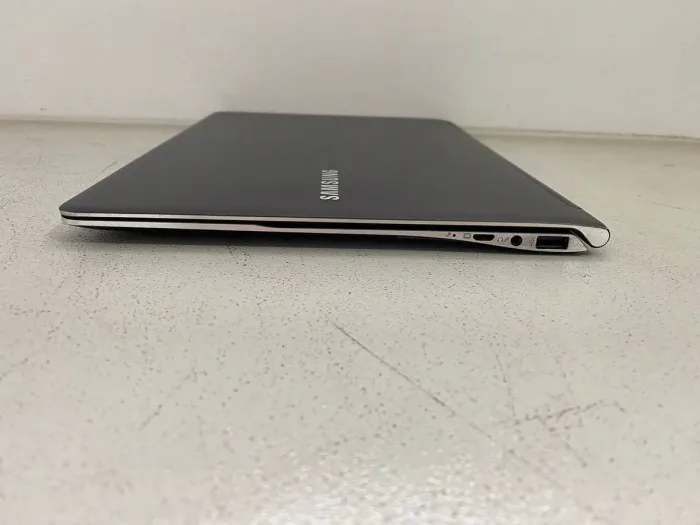 Ноутбук Samsung NP900X3C / 13.3" (1600x900) IPS / Intel Core i5-3317U (2 (4) ядра по 1.7 - 2.6 GHz) / 4 GB DDR3 / 128 GB SSD / Intel HD Graphics 4000 / WebCam / microHDMI б/в - зображення 4