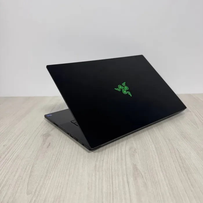 Ігровий ноутбук Razer Blade 15 RZ09-0421 / 15,6" (2560x1440) OLED / Intel Core i9-12900H (14 (20) ядер по 2,5 - 5,0 ГГц) / 16 ГБ DDR5 / 1000 ГБ SSD NVMe / nVidia GeForce RTX 3070 Ti, 8 ГБ GDDR6, 256-біт / WebCam б/в - зображення 6