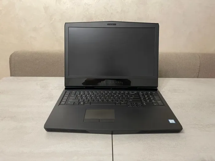 Ігровий ноутбук Dell Alienware 17 R4 / 17,3" (1920x1080) IPS / Intel Core i7-7700HQ (4 (8) ядра по 2,8 - 3,8 ГГц) / 16 ГБ DDR4 / 512 ГБ SSD + 1000 ГБ HDD / nVidia GeForce GTX 1070, 8 ГБ GDDR5, 256-біт / WebCam б/в - зображення 3