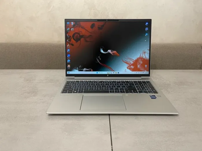 Ультрабук HP EliteBook 860 G10 / 16" (1920x1200) IPS / Intel Core i7-1365U (10 (12) ядер по 1.8 - 5.2 GHz) / 32 GB DDR5 / 512 GB SSD M.2 / Intel Iris Xe Graphics / WebCam б/в - зображення 2
